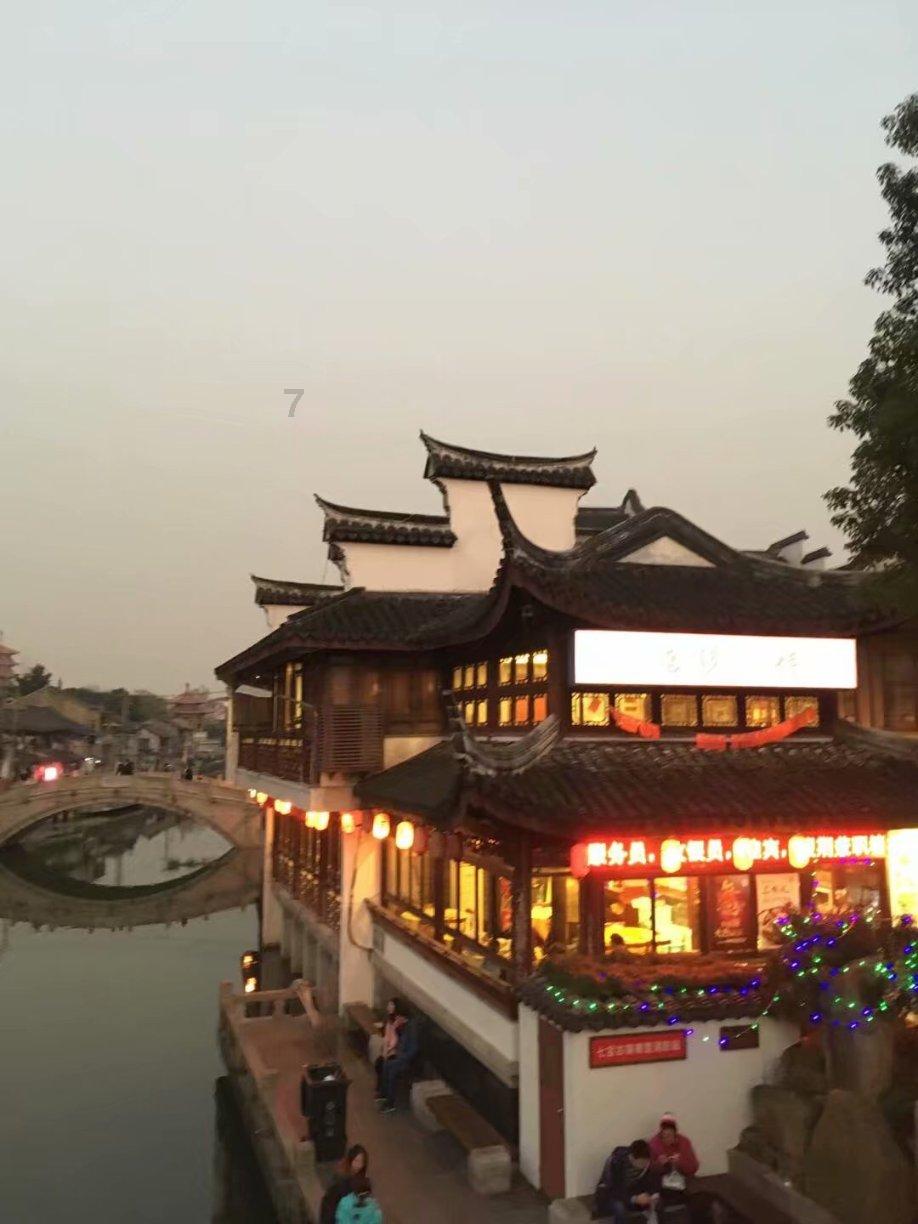 尴尬!两英国军舰相撞 一艘被撞出大洞!